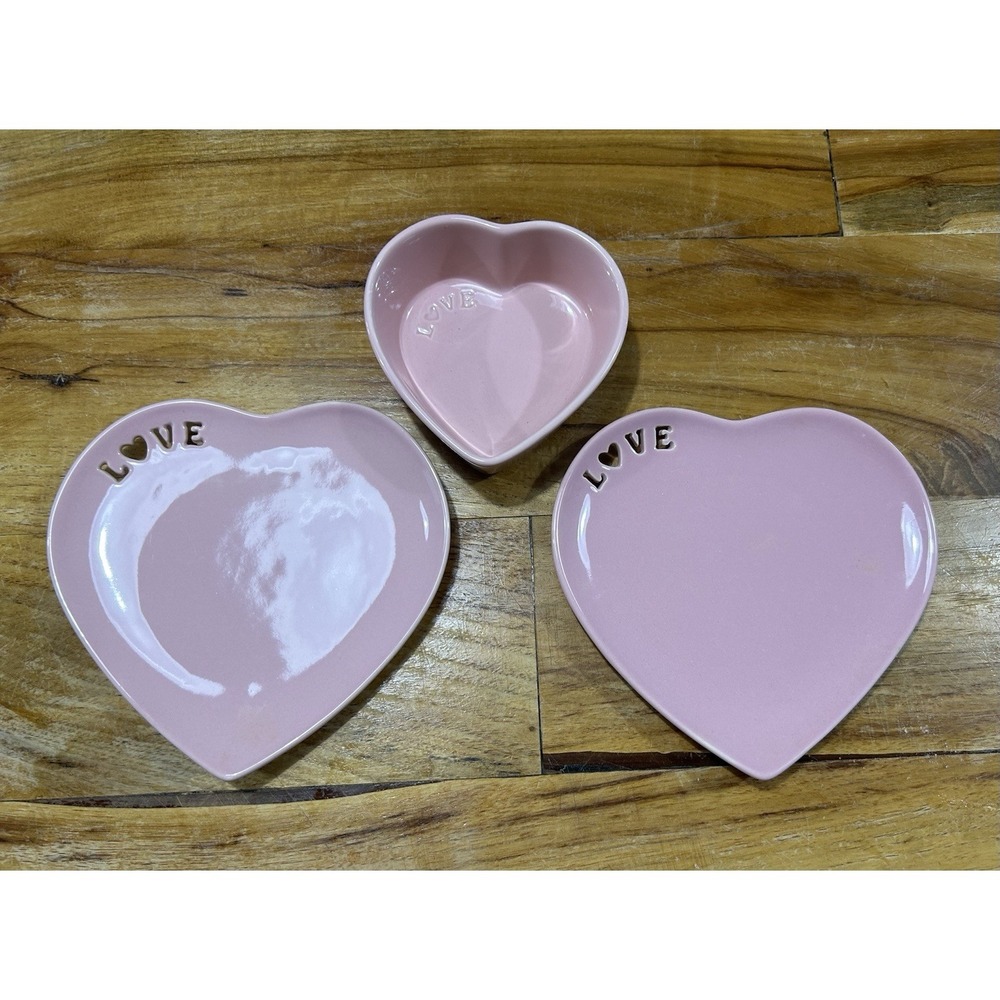 Williams Sonoma Ceramic Pink Heart Ramekins & Dessert Plates Lot Of 3‎